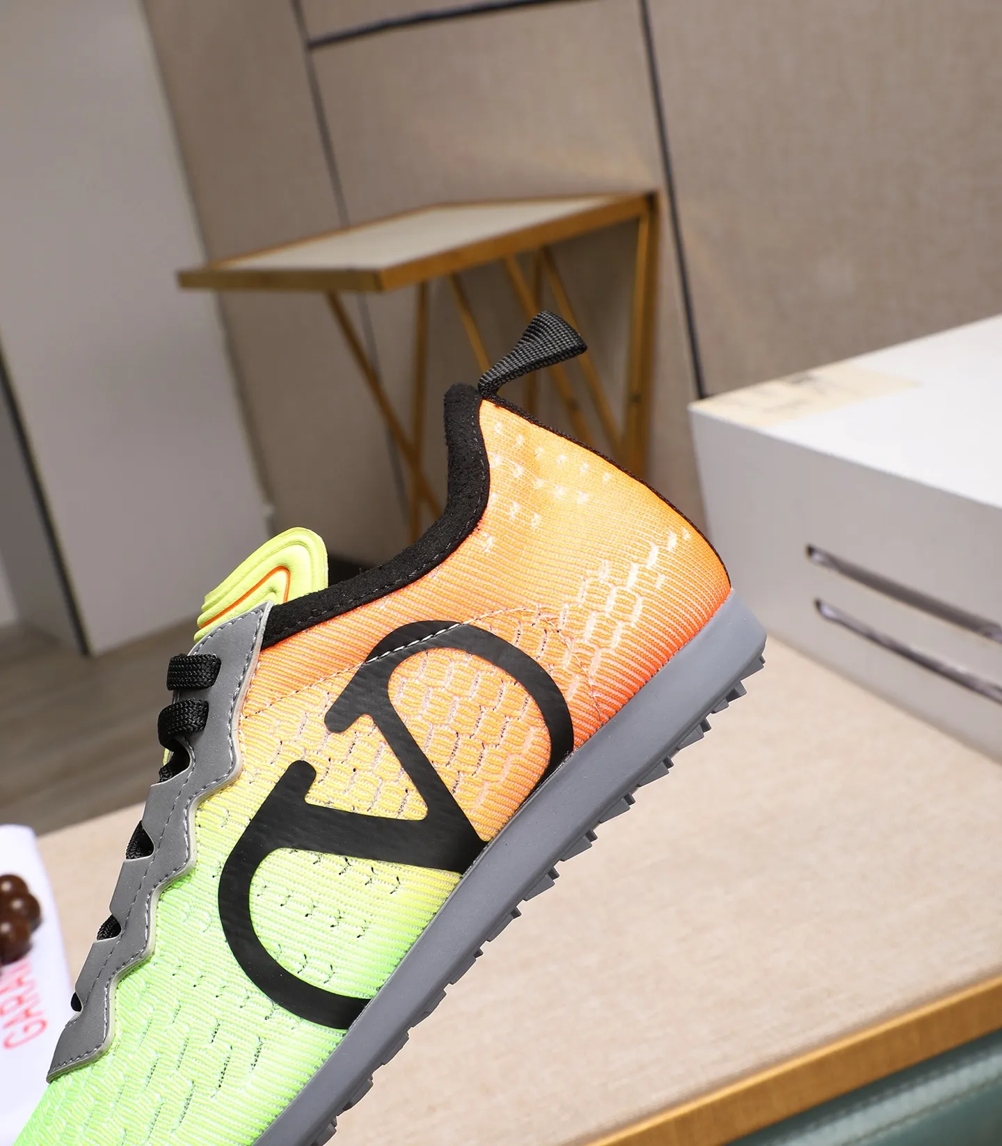 Men's Men's Shoes 💰620 VALENTINO 🌹🌹🌹2025 Valentino's latest spring sneakers! The counter 🔥 recommends RUNBOOT, which is lightweight and comfortable. It has a multi-functional design that integrates blue sneakers, running shoes, and fashionable sneakers to create a cool on-foot effect. ♥️♥️Fashionable sneakers that are sought after by many popular celebrities and fashion influencers♥️♥️. 👉All-round original 1:1 high-end production 👉Fabrics: Two options: delicate, soft and comfortable eyelet lambskin and high-end technical fabrics 👍Super soft suede special lining inside 👍Outsole wear-resistant TPU material 👍Full set of original counter packaging